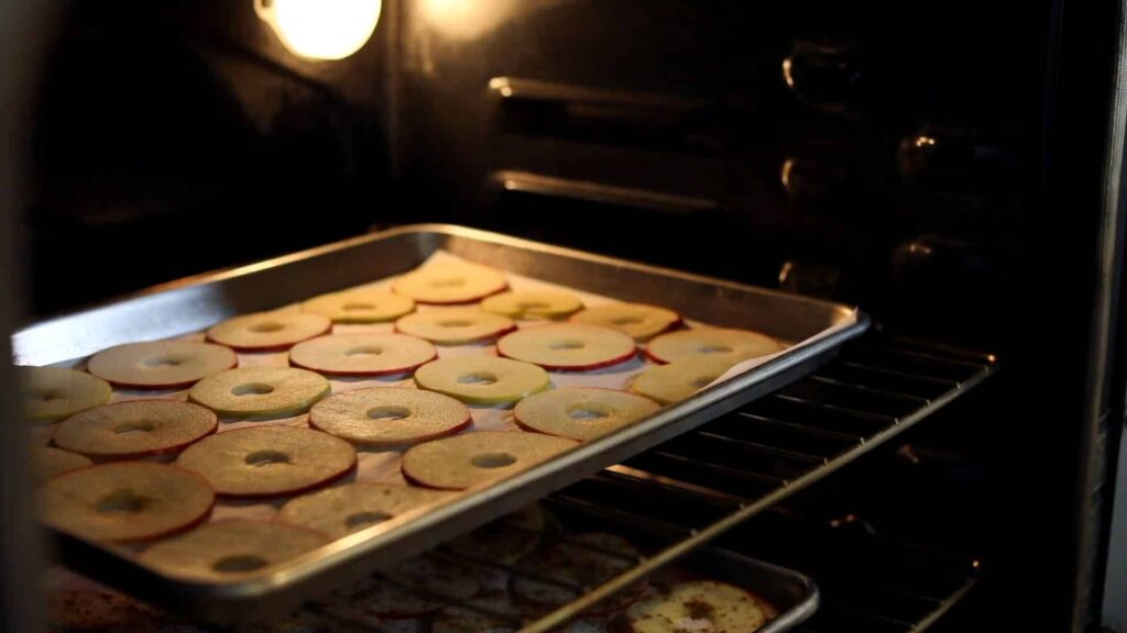 Яблочные слайсы в духовке