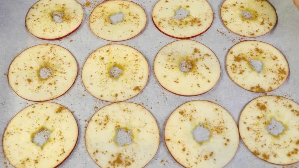 Яблочные дольки с корицей