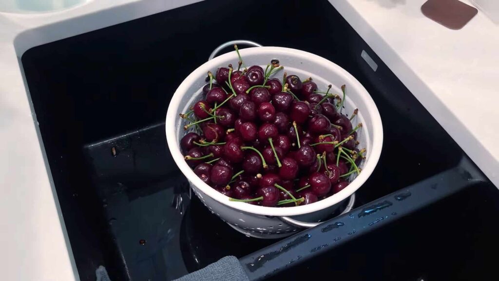 Миска черешни