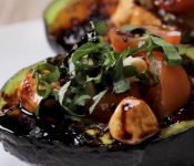 Капрезе в авокадо — recipe steps, photo 2