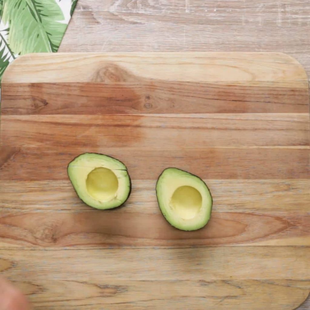 Капрезе в авокадо — пошаговый рецепт, шаг 2