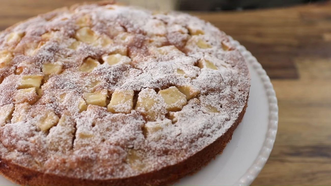 Пирог на кефире с яблоками — пошаговый рецепт, основное фото