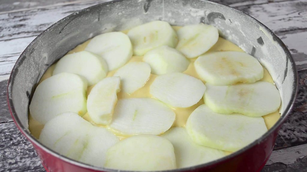 Пирог на кефире с яблоками — пошаговый рецепт, шаг 5