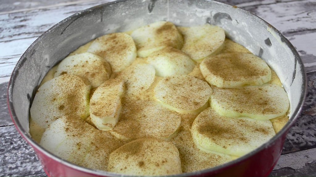 Пирог на кефире с яблоками — пошаговый рецепт, шаг 6