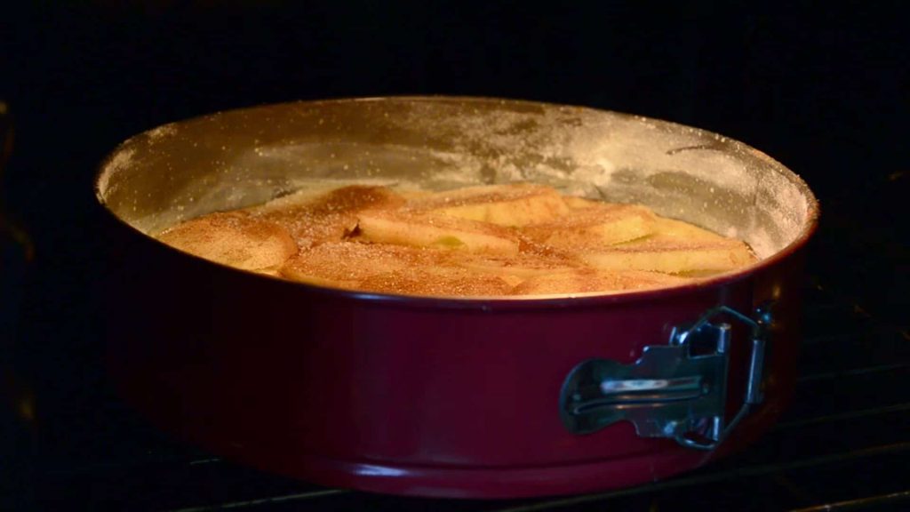 Пирог на кефире с яблоками — пошаговый рецепт, шаг 7