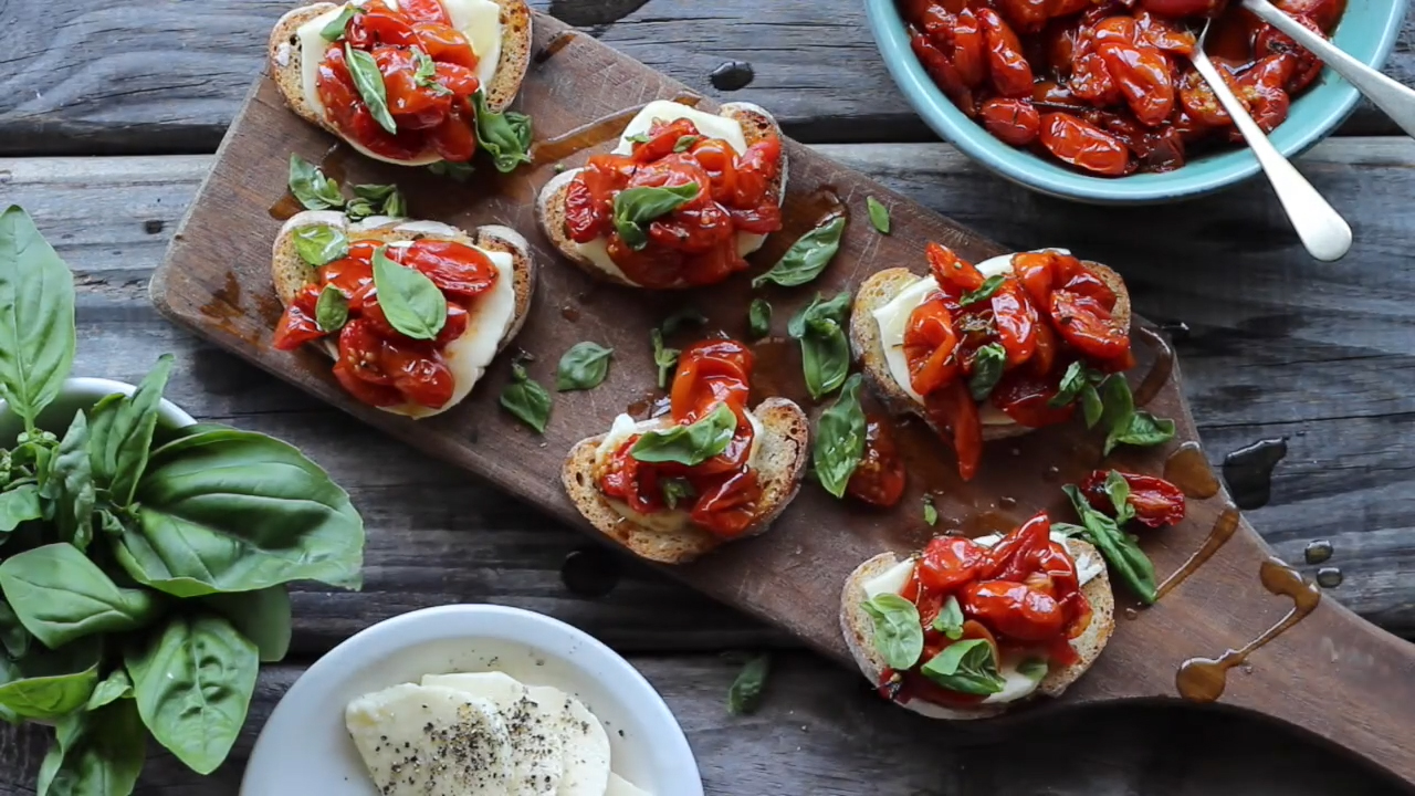 Брускетта с вялеными томатами — пошаговый рецепт, основное фото