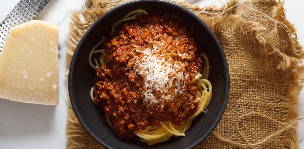 Спагетти с соусом болоньезе и пармезаном