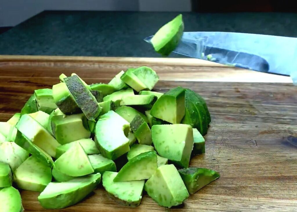 Салат с креветками и авокадо — пошаговый рецепт, шаг 7