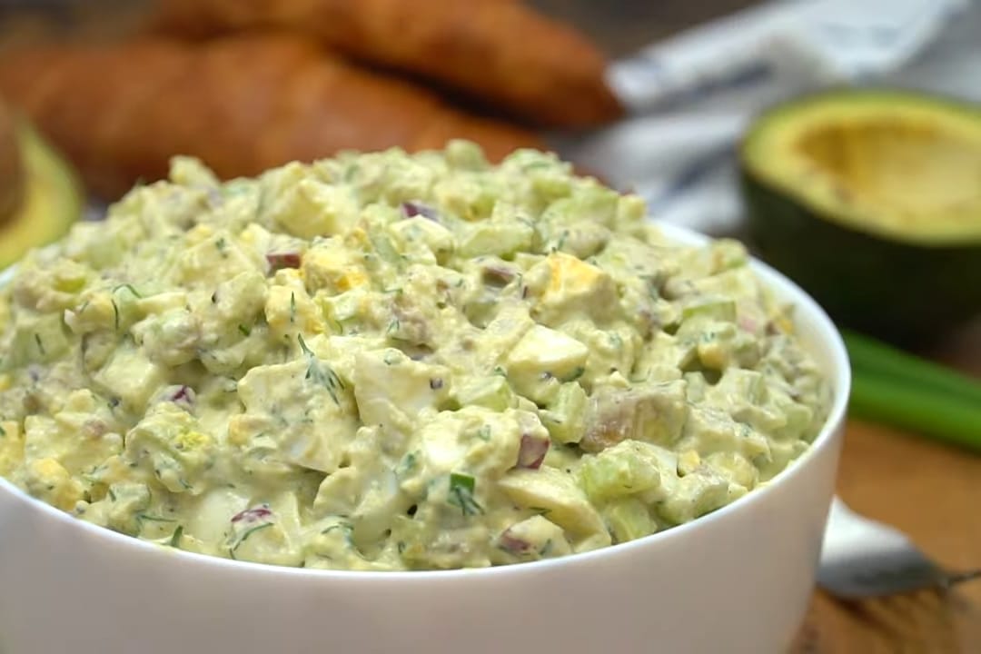 Салат с авокадо и яйцом — пошаговый рецепт, основное фото