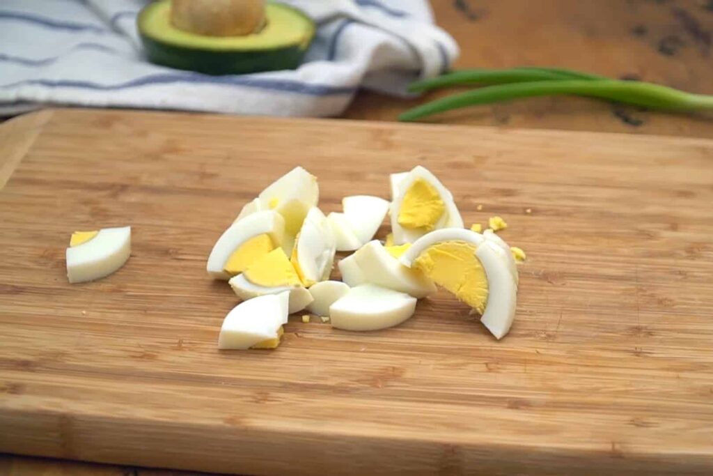 Салат с авокадо и яйцом — пошаговый рецепт, шаг 4