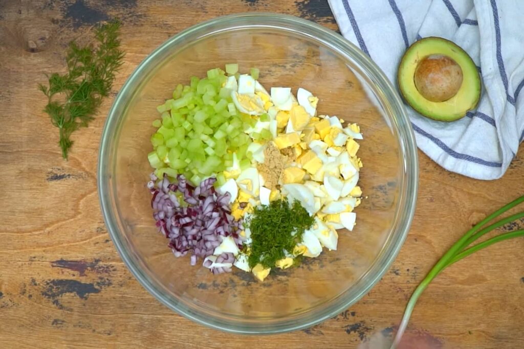 Салат с авокадо и яйцом — пошаговый рецепт, шаг 5