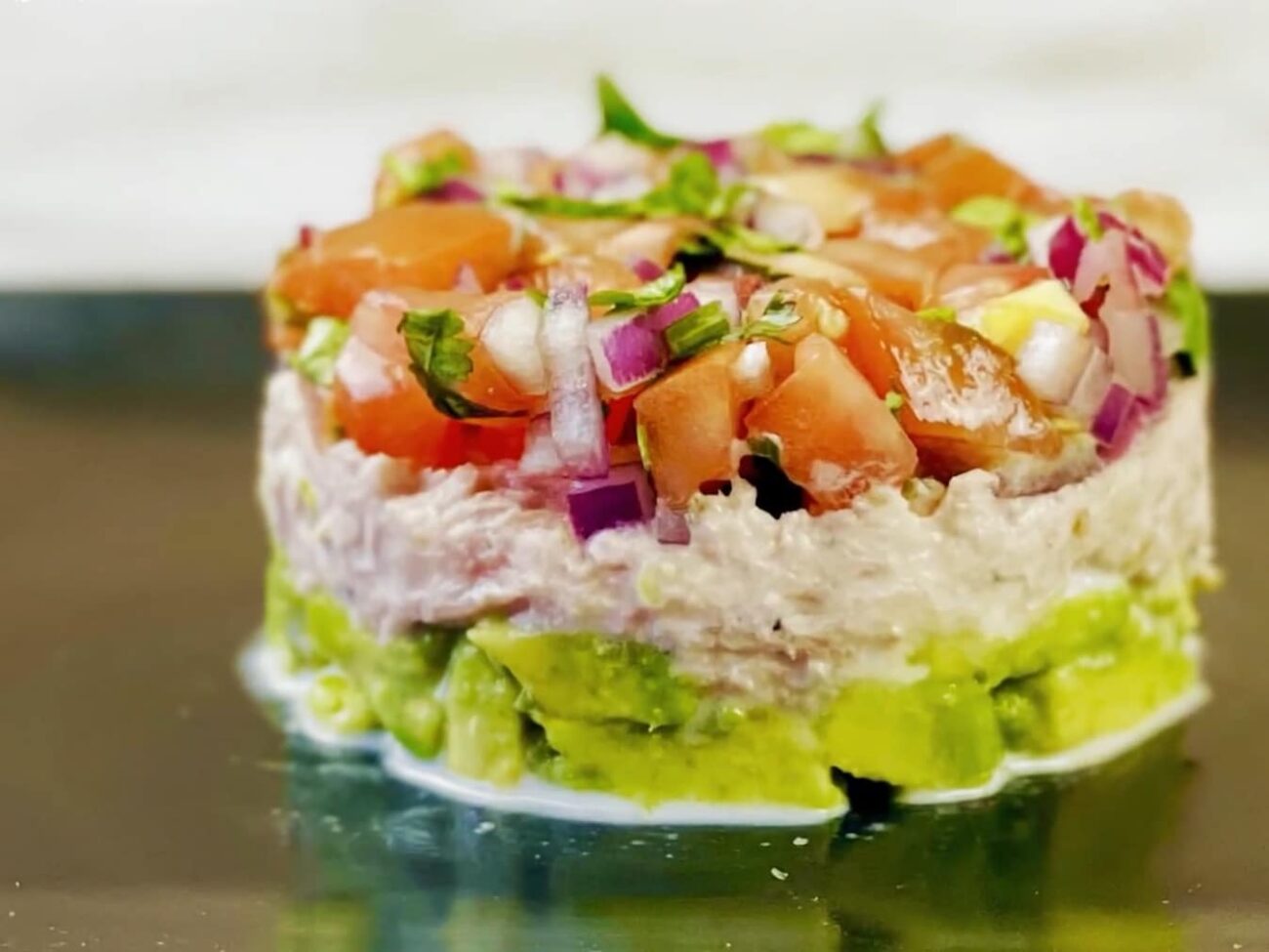 Салат с тунцом и авокадо — пошаговый рецепт, основное фото