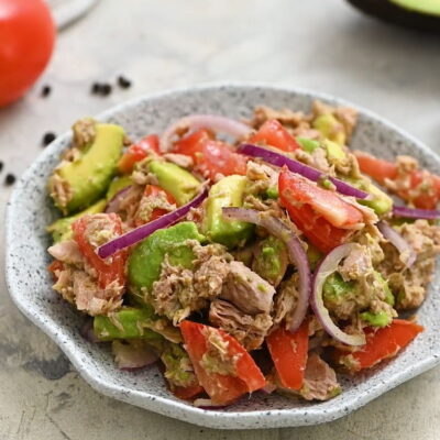 Салат с тунцом и авокадо — пошаговый рецепт, основное фото