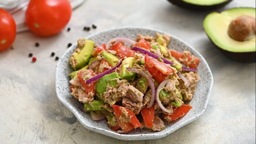 Салат с тунцом и авокадо — пошаговый рецепт, шаг 2