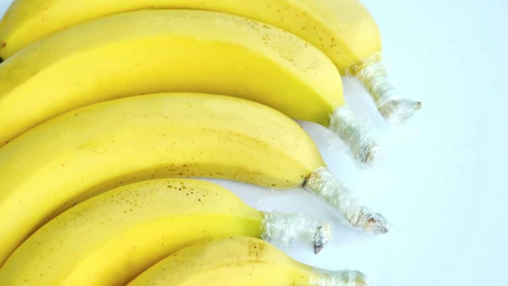 Замотанные полиэтиленом ножки банана
