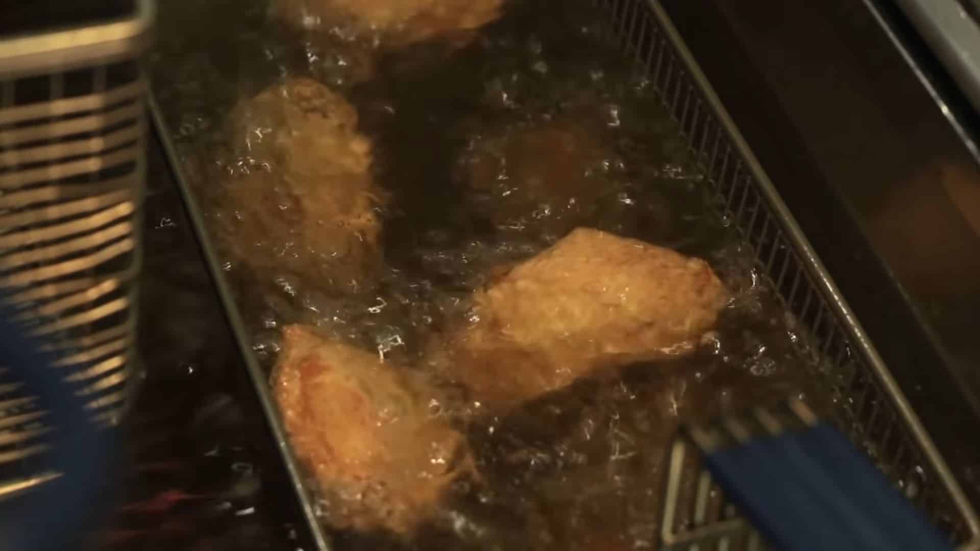 Можно варить замороженную курицу. Курица во фритюрнице. Готовить курицу фритюре.