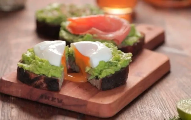 Брускета з авокадо та яйцем пашот