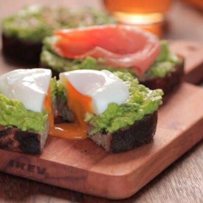 Брускетта с авокадо и яйцом пашот — пошаговый рецепт, основное фото