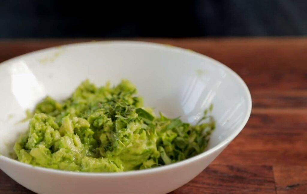 Брускетта с авокадо и яйцом пашот — recipe steps, step 3