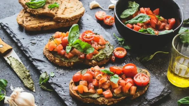 Брускета з песто та помідорами