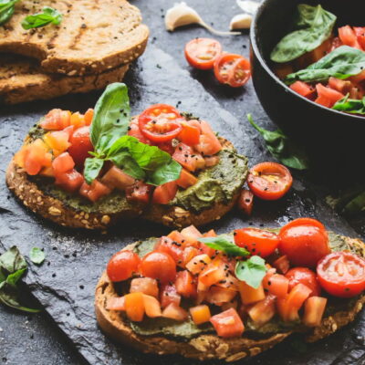 Брускетта с песто и помидорами — пошаговый рецепт, основное фото