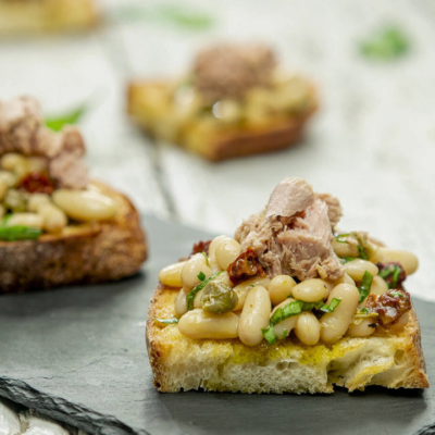 Брускетта с тунцом — пошаговый рецепт, основное фото