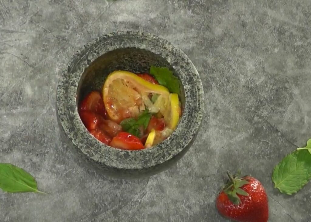 Клубничный мохито — recipe steps, step 3