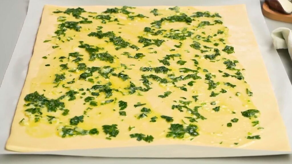 Рулетики из слоеного теста — recipe steps, step 2