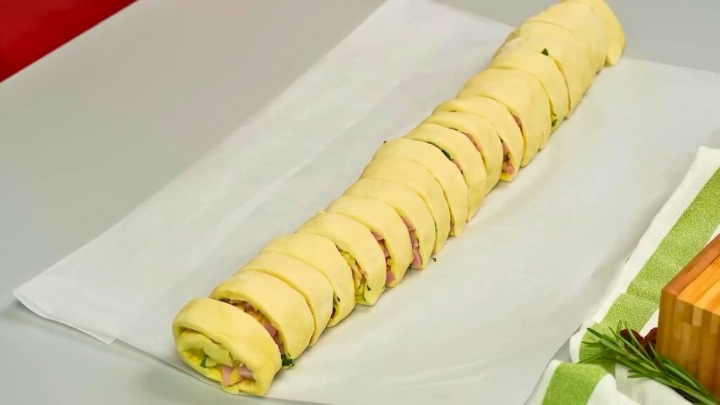 Рулетики из слоеного теста — recipe steps, step 5