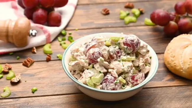 Салат з виноградом та куркою