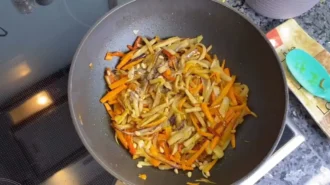 Salat-iz-funchozy-shag-7