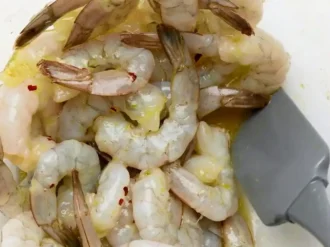 Salat-s-krevetkami-i-ananasom-SHag-1