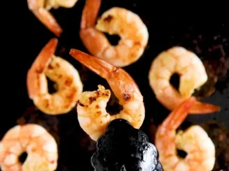 Salat-s-krevetkami-i-ananasom-SHag-3