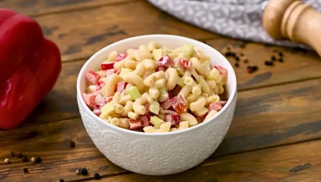 Салат з макаронами