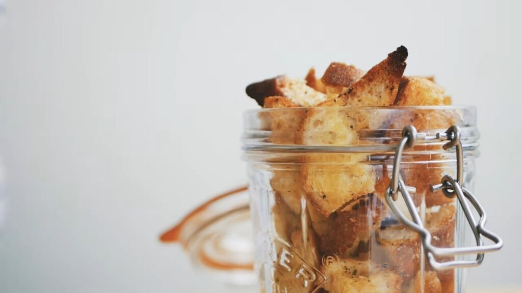 Салат с сухариками — recipe steps, step 1