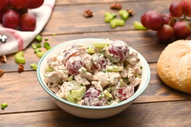 Salat-s-vinogradom-Osnovnoe-foto