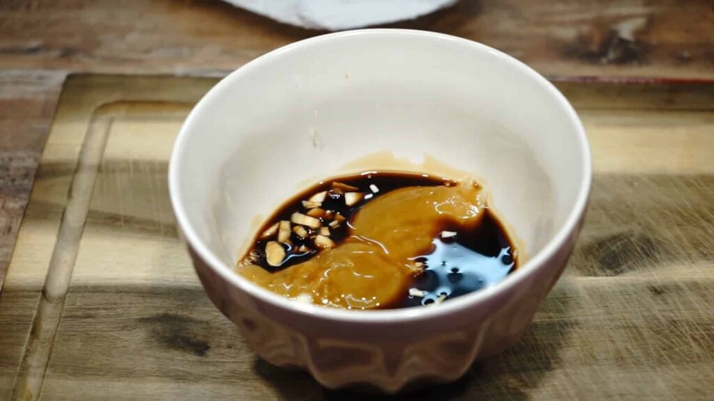 Жареные шампиньоны с чесноком, петрушкой и соевым соусом — recipe steps, step 2