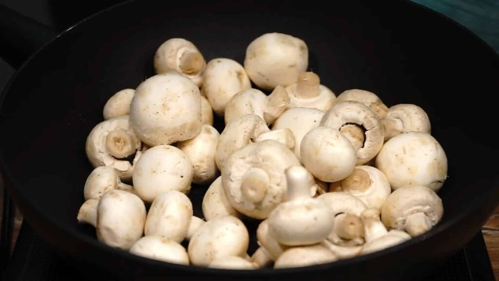 Жареные шампиньоны с чесноком, петрушкой и соевым соусом — recipe steps, step 3