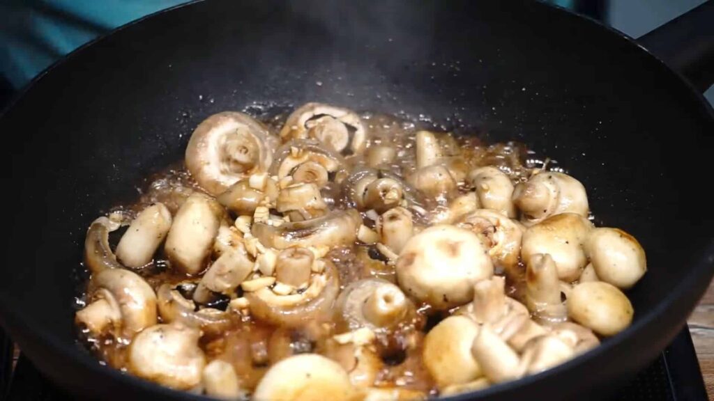 Жареные шампиньоны с чесноком, петрушкой и соевым соусом — recipe steps, step 4