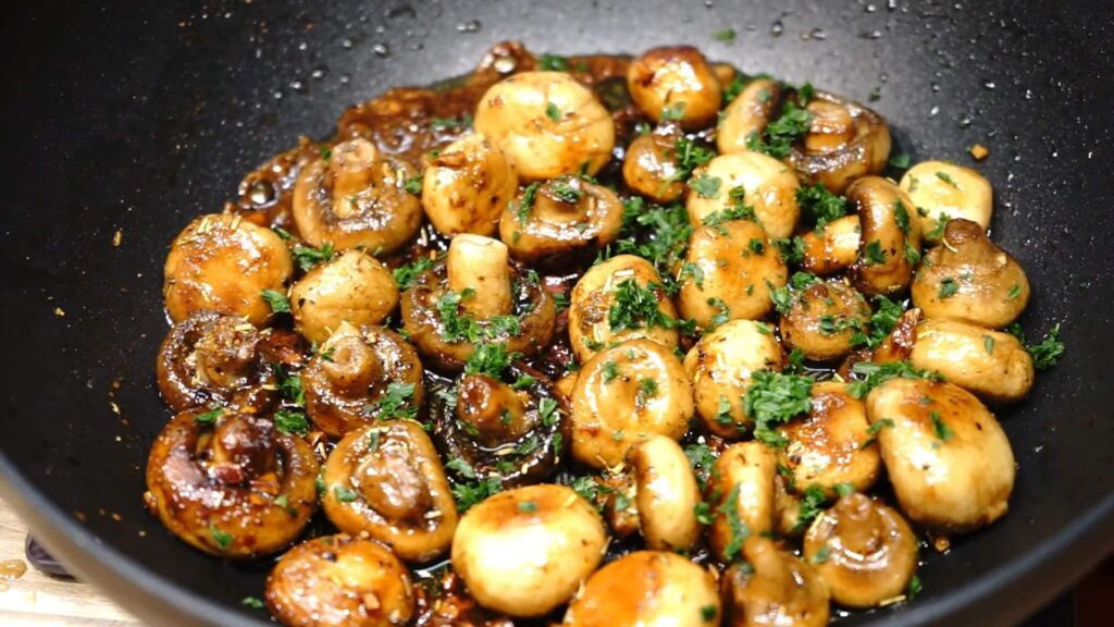 Жареные шампиньоны с чесноком, петрушкой и соевым соусом — recipe steps, step 5