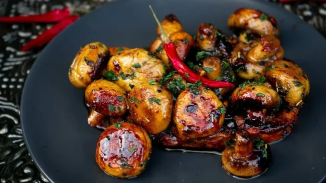 Смажені печериці з часником, петрушкою та соєвим соусом