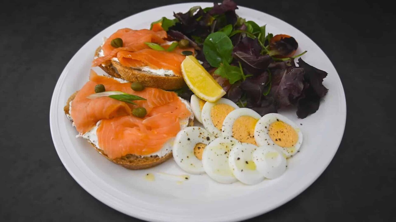 Брускетты с копченым лососем — recipe steps, main photo