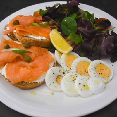 Брускетты с копченым лососем — пошаговый рецепт, основное фото