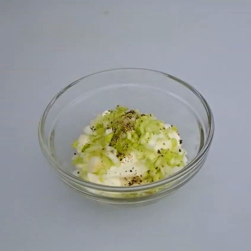 Брускетты с копченым лососем — recipe steps, step 2