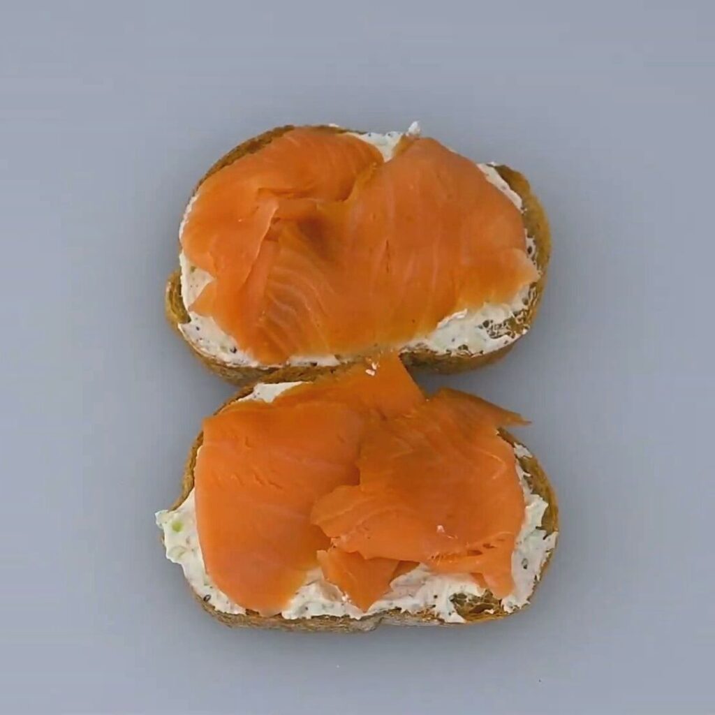 Брускетты с копченым лососем — recipe steps, step 4