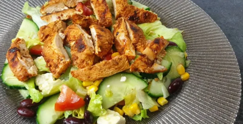 grecheskij-salat-s-kuritsej-osnovnoe-foto