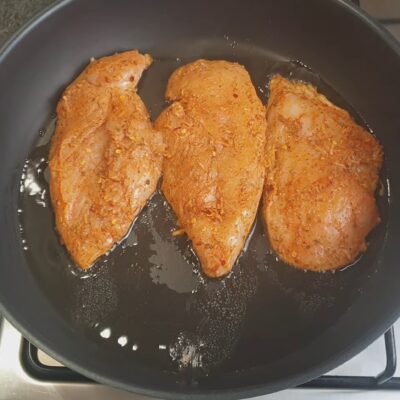 Греческий салат с курицей — recipe steps, step 2