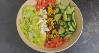 grecheskij-salat-s-kuritsej-shag-9