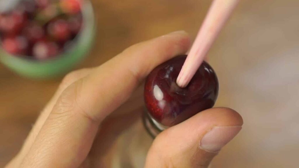 Удаление косточки из черешни