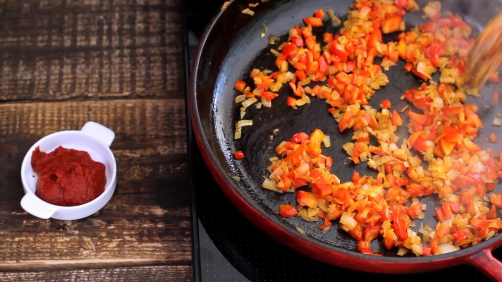 Шакшука — recipe steps, step 2